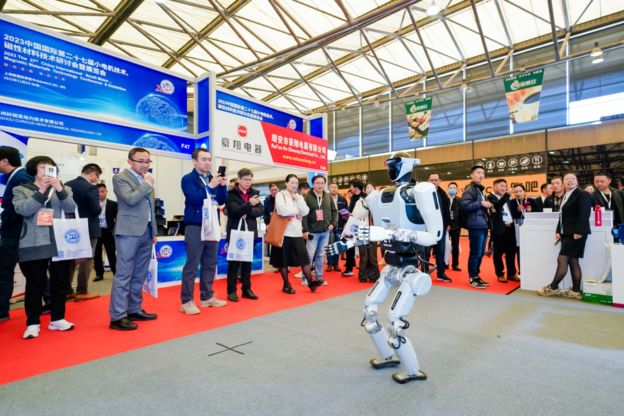 中国电科第一代人形机器人发布，通用AI机器人离我们有多远？(图2)